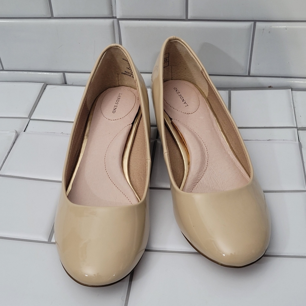 NWOT LANDS’ END Ladies Beige Neutral Patent Leather Pump 1.5in Gold Chunky Heel
